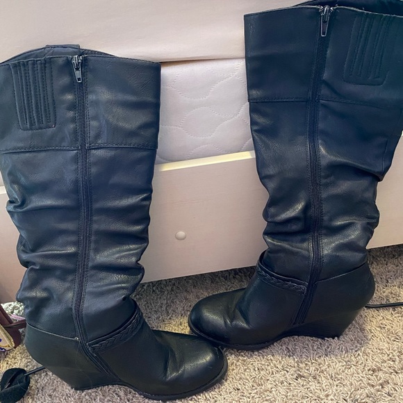 Leather, heeled boots. - Picture 2 of 4